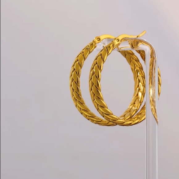 💛18K gold plated twisted hoop earrings - Picture 2 of 5